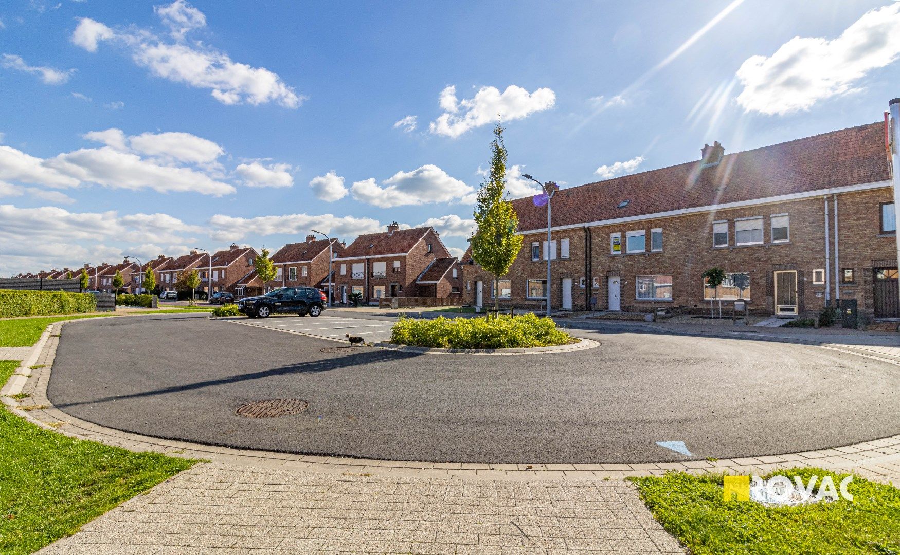 Leuke rijwoning in doodlopende straat met dubbele garage foto {{pictureIndex}}