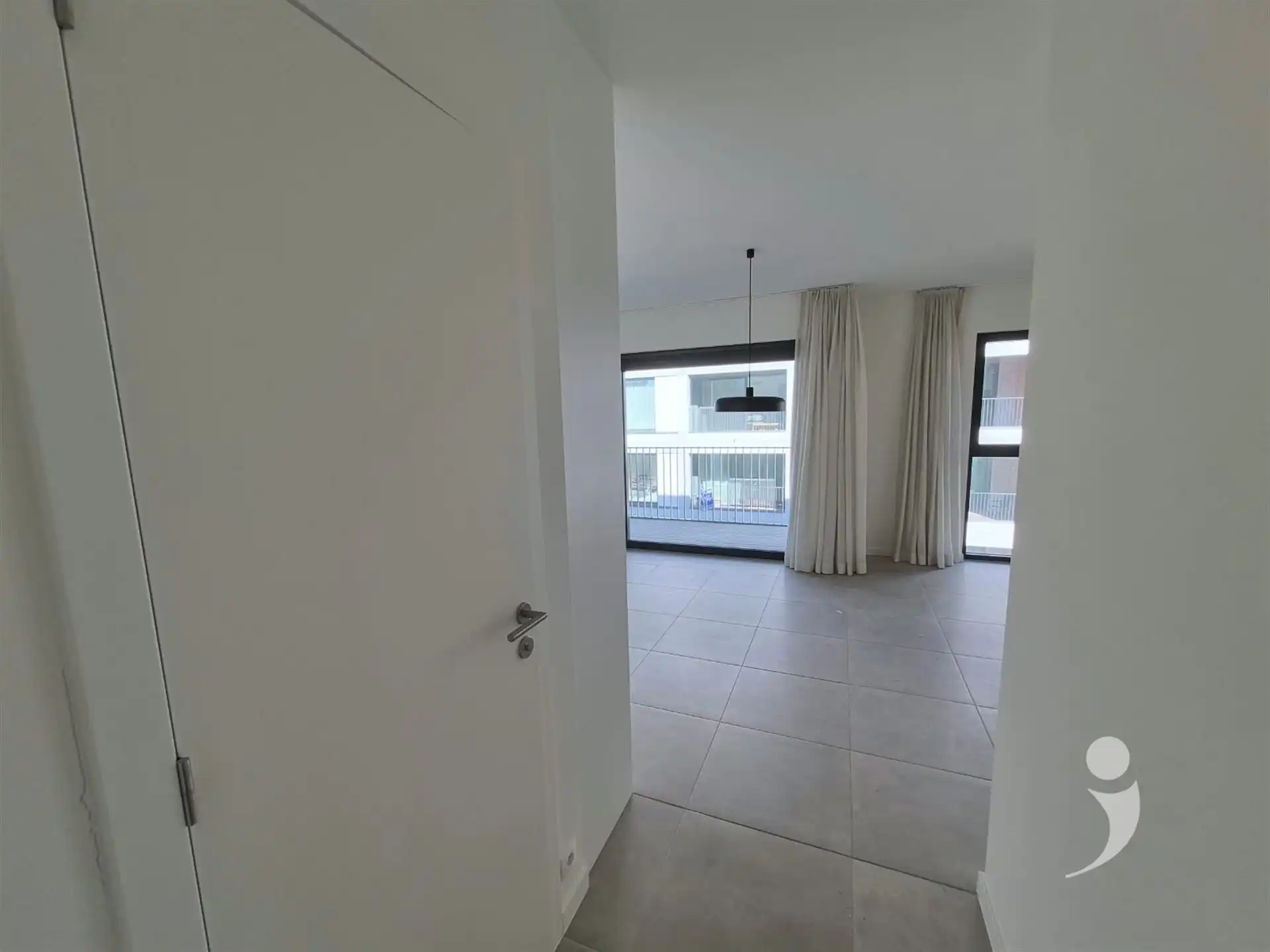 Nieuwbouw appartement met dubbele staanplaats voor de wagen foto 16