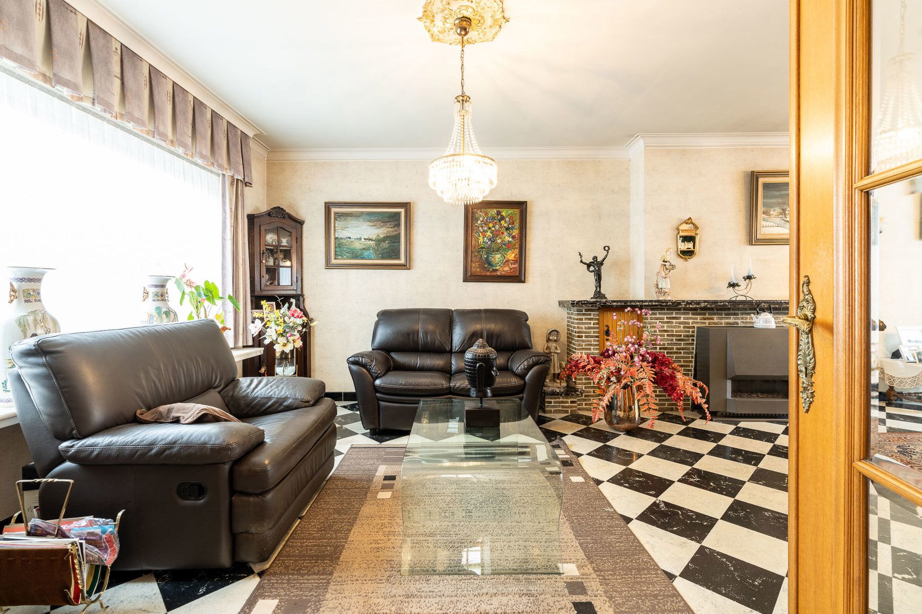 Halfopen gezinswoning met licht, structuur en potentieel foto 6