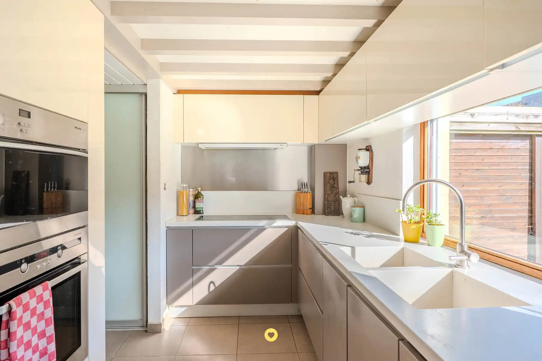 Op te frissen villa met 3 slaapkamers en leuke tuin foto 4