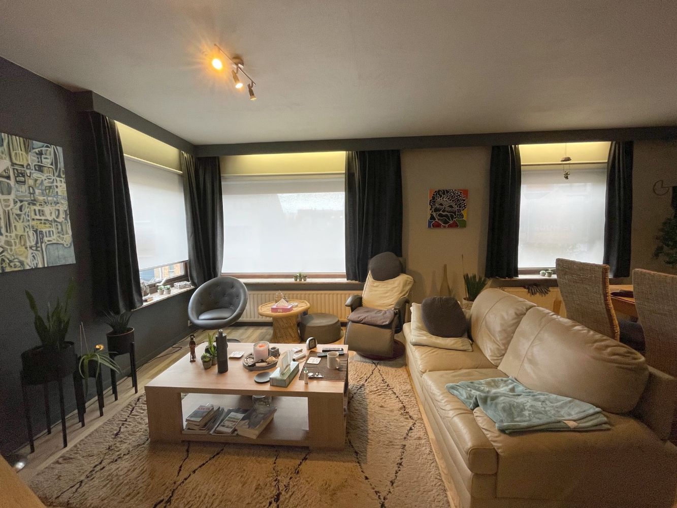 Ongemeubeld appartement met twee slaapkamers en ruime garagebox te Uitkerke. Het appartement ligt in een gebouw zonder lift. foto 2