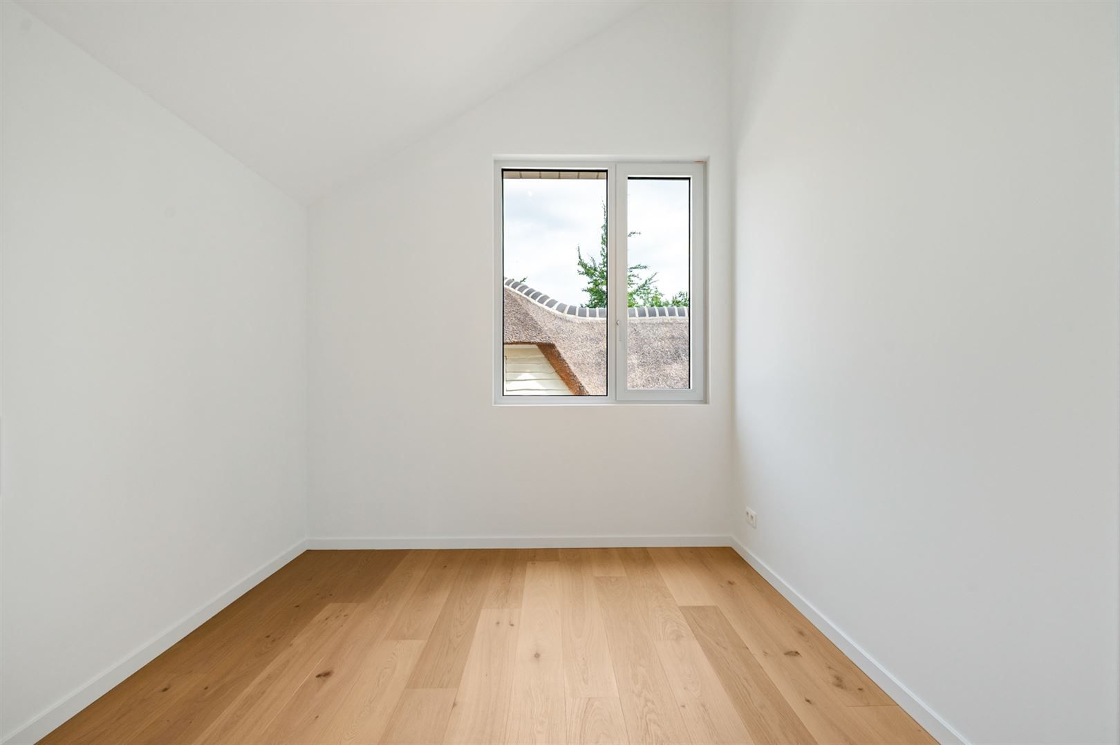Luxe nieuwbouwappartement met terras, tuin en parking. foto 15