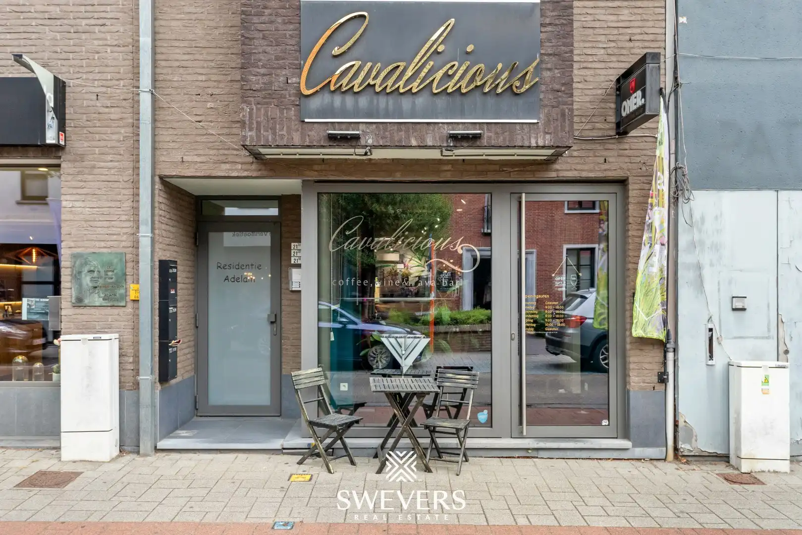 Investeringspand met huurder handelsruimte in hartje Tessenderlo, 97m², plus terras, tuinzone en parkeerplaats.   foto {{pictureIndex}}