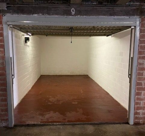 Ruime gesloten garagebox foto 4