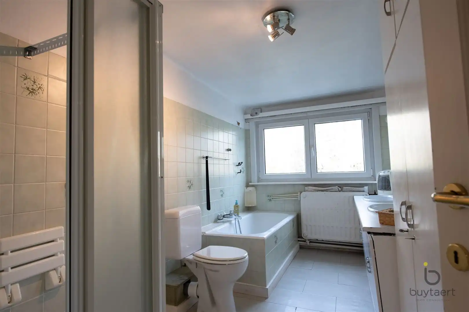 Veel renovatiepotentieel in ruime rustig gelegen familiewoning midden in het groen! foto 31