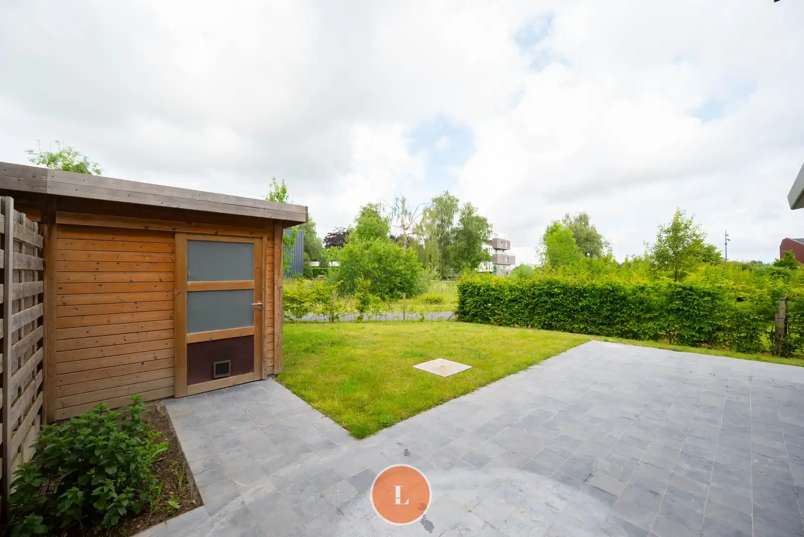 recente halfopen woning in een rustige wijk foto 20