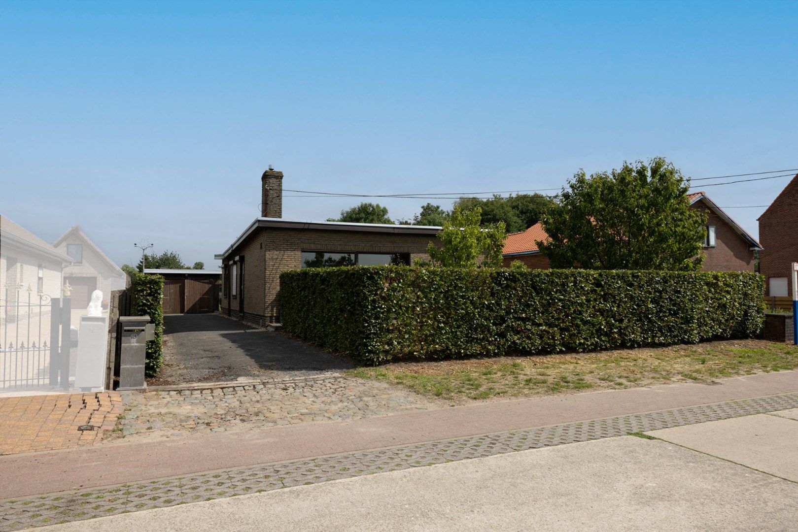 Hoofdfoto van de publicatie: Bungalow met 2 slpks en bijgebouwen landelijk gelegen te Adegem