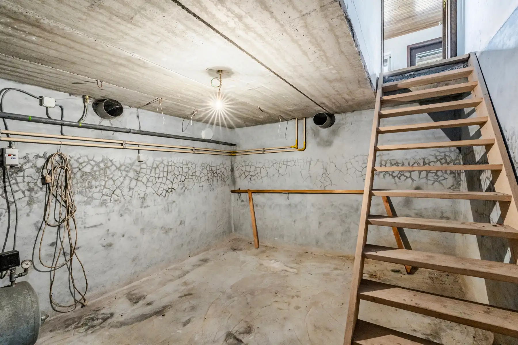 Grondig te renoveren woning met bijgebouwtje op ca 1.800 m² foto 27