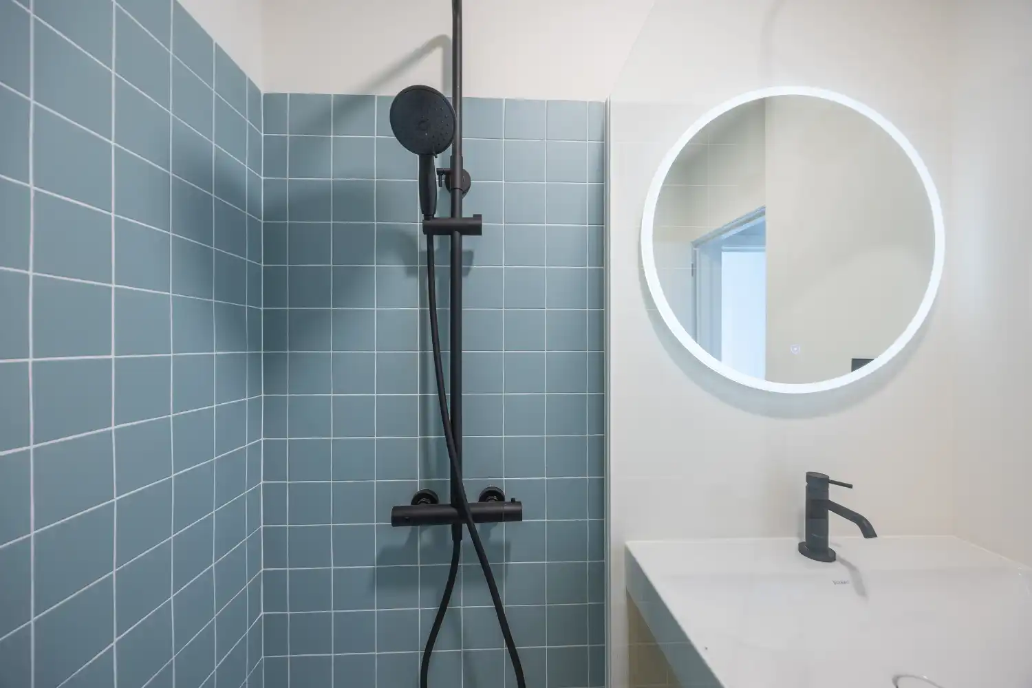 Gerenoveerd 2-slaapkamerappartement met frontaal zeezicht foto 23