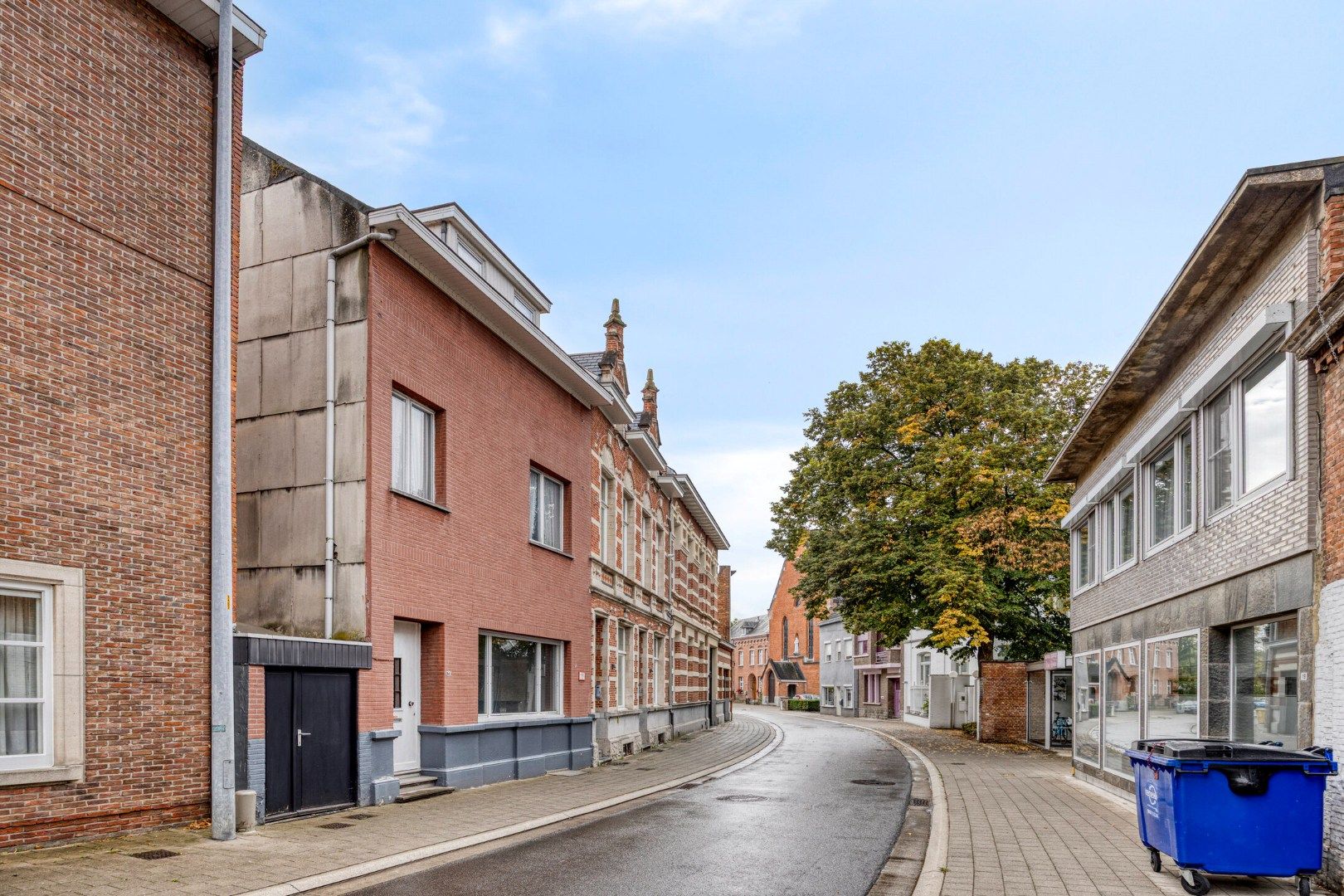 Hoofdfoto van de publicatie: Ruime woning met 5/6 slaapkamers en ruime stadstuin in het centrum van Herentals !