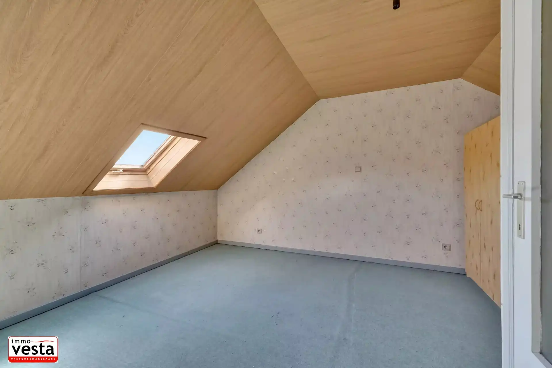 Op te knappen stadwoning op goede locatie foto 14