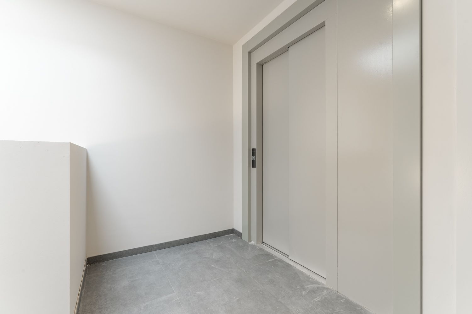 IDEALIS VASTGOED – PRACHTIG INSTAPKLAAR APPARTEMENT MET 2 SLAAPKAMERS, KELDERBERGING EN ONDERGRONDSE AUTOSTAANPLAATS OP WANDELAFSTAND VAN HET CENTRUM VAN PELT. foto 8