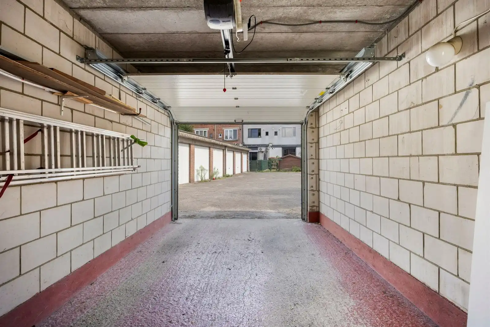 Volledig gerenoveerde 4-slpk woning met garagebox foto 31