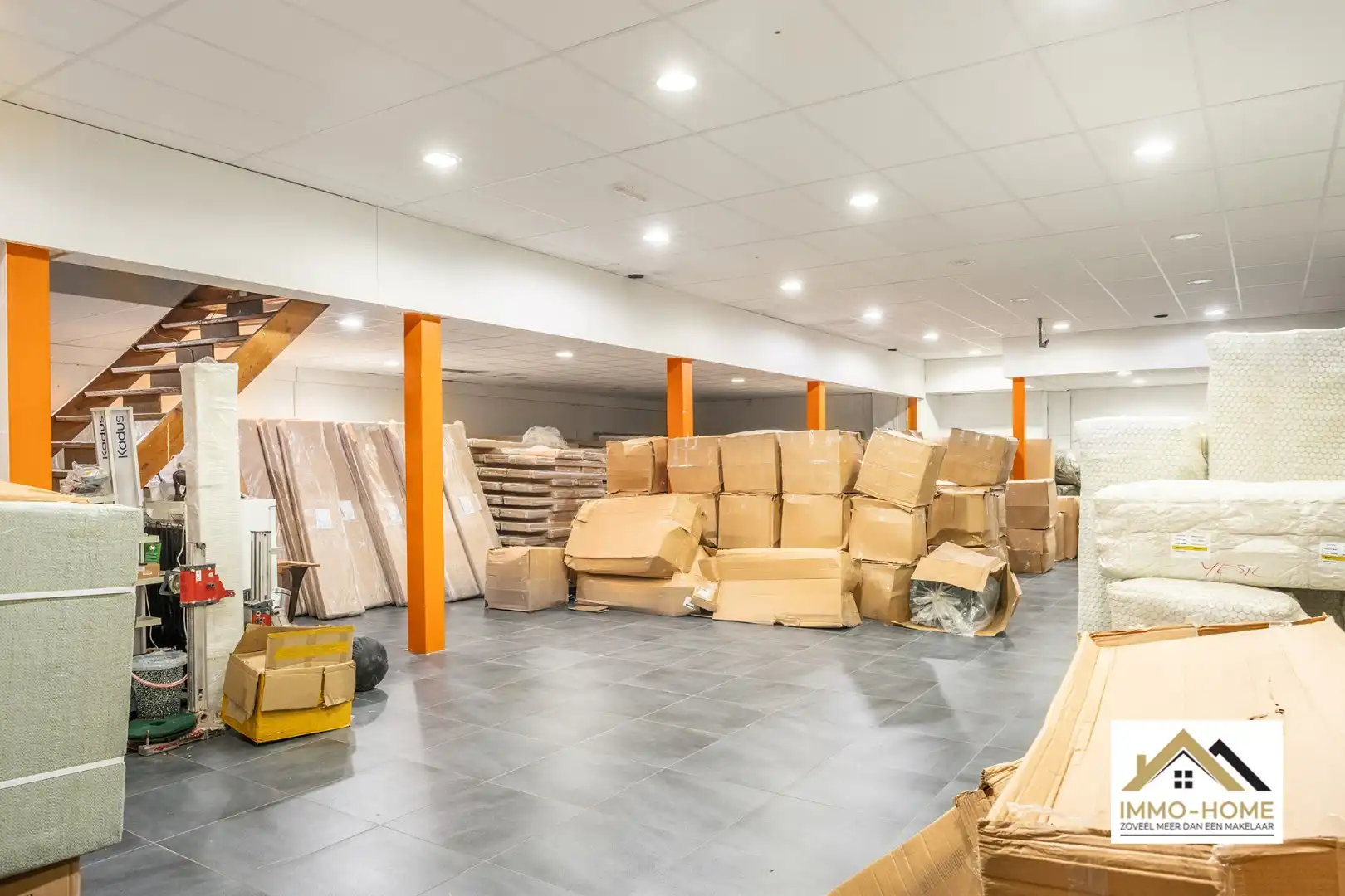 Ruim handelspand (497m2) voor verschillende doeleinden op toplocatie!  foto {{pictureIndex}}