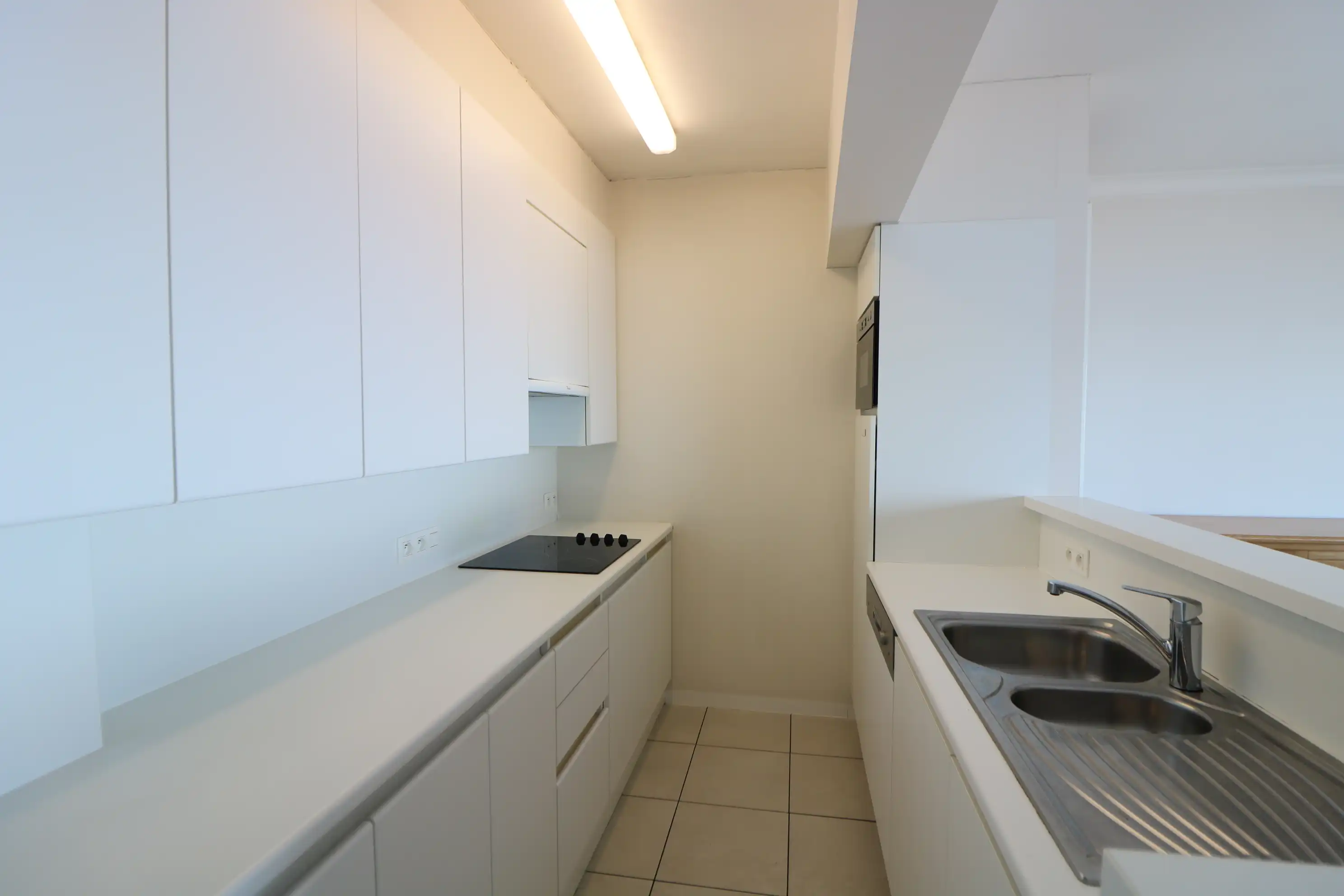 Bijzonder ruim (90 m²), hedendaags 2-slaapkamerappartement met prachtig frontaal zicht op zee.  foto 3