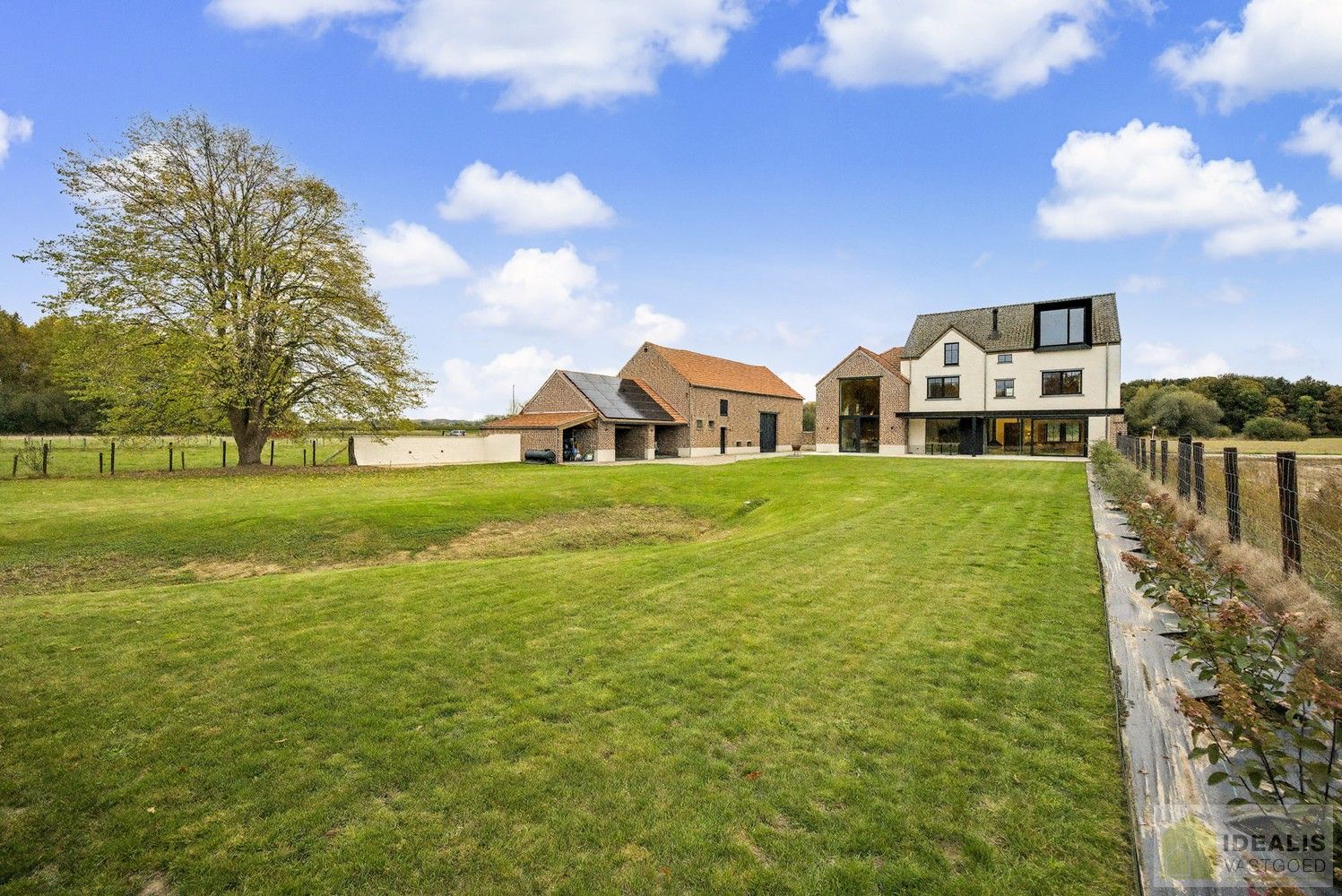 IDEALIS VASTGOED - EEN BIJZONDER HUIS, EEN BIJZONDERE LOCATIE, EEN UNIEKE KANS OM TE WONEN IN EEN AUTHENTIEK LANDHUIS MET EEN PRACHTIGE INRICHTING EN EEN HOOGWAARDDIGE AFWERKINGSGRAAD! foto 35