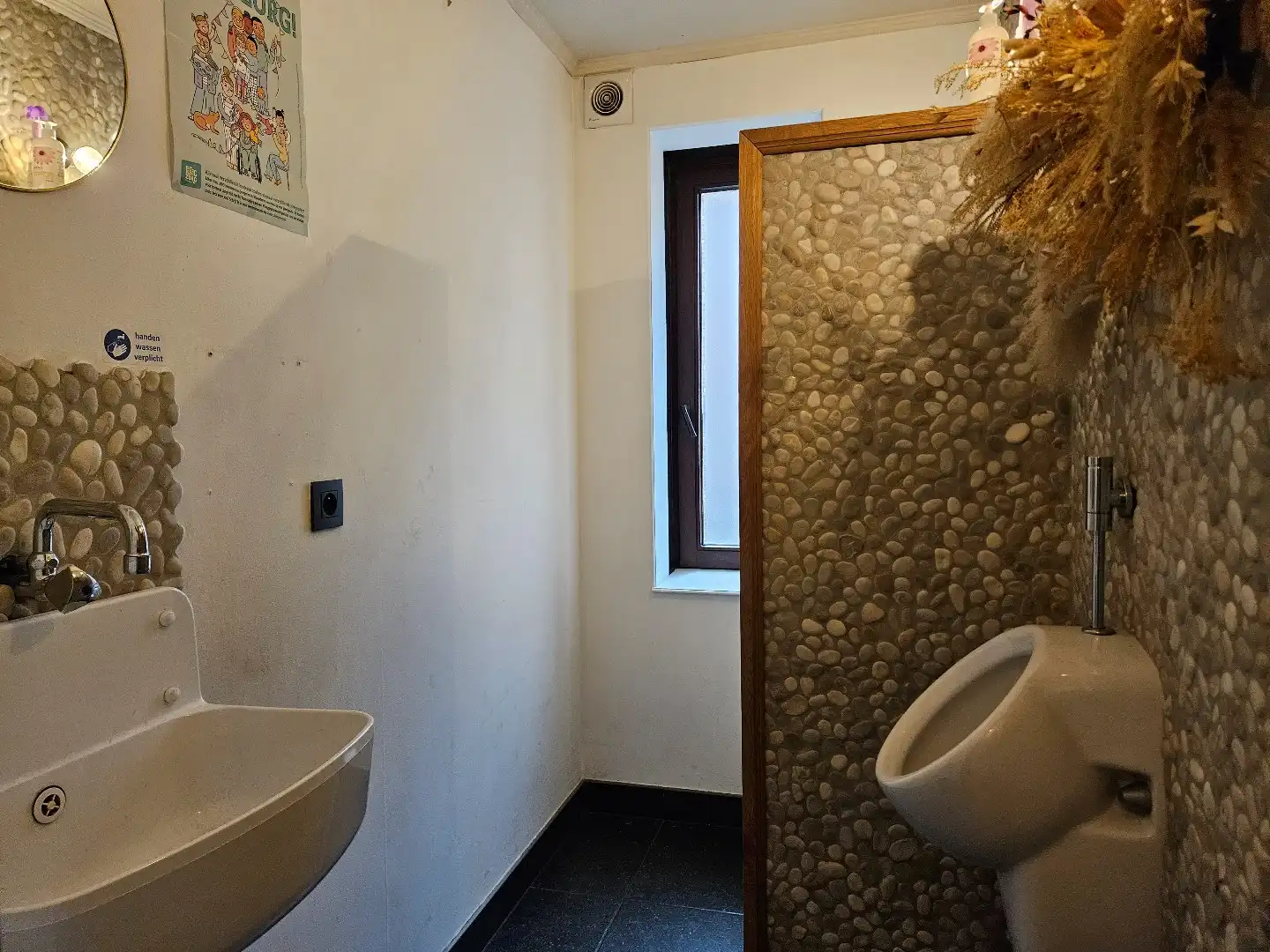 Handelspand van 135 m² met diverse mogelijkheden in het centrum van Mol! foto 9