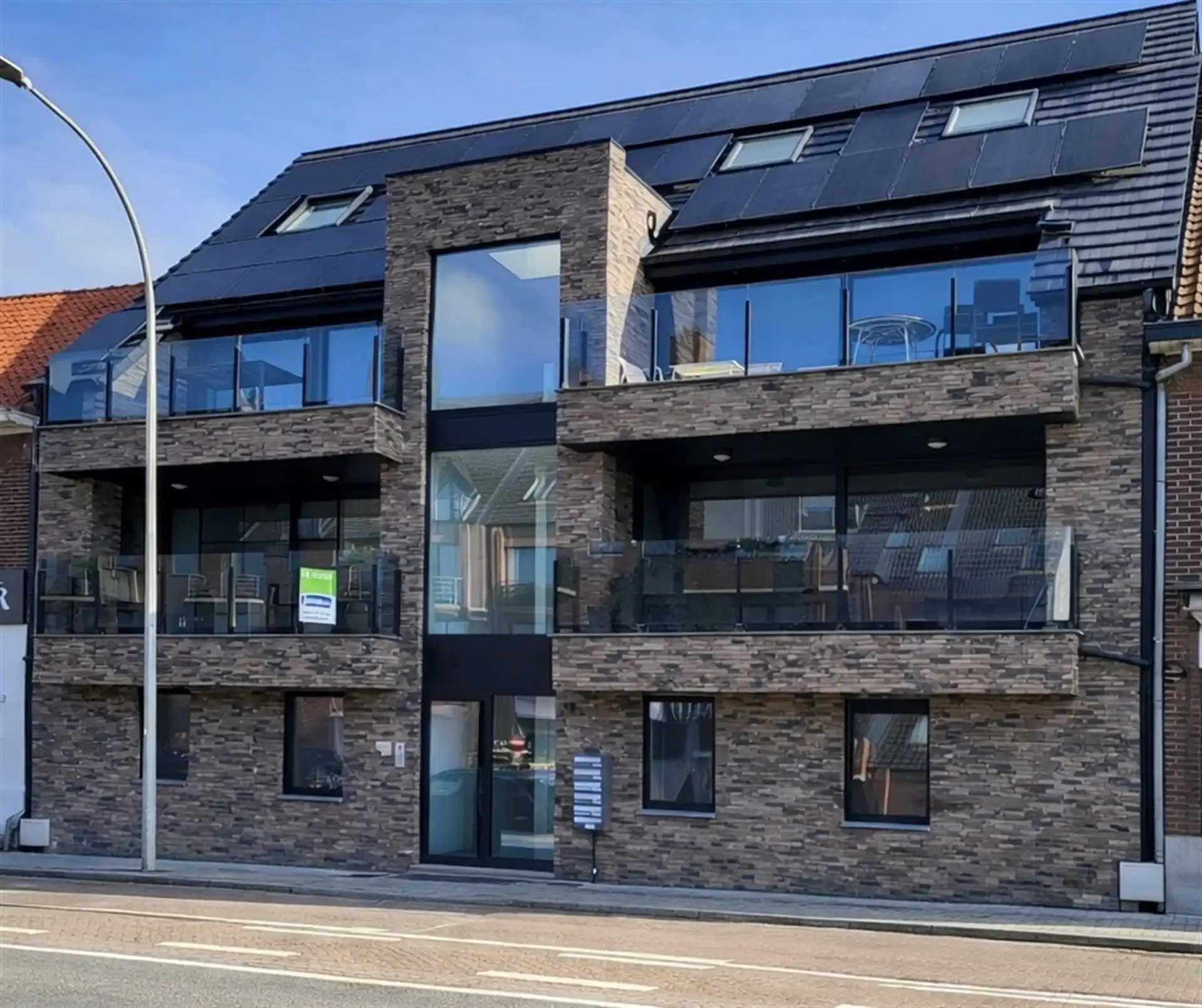 Prachtig luxueus appartement met terras, ondergrondse garage en hoogwaardige technieken op topligging nabij het centrum van Genk foto {{pictureIndex}}