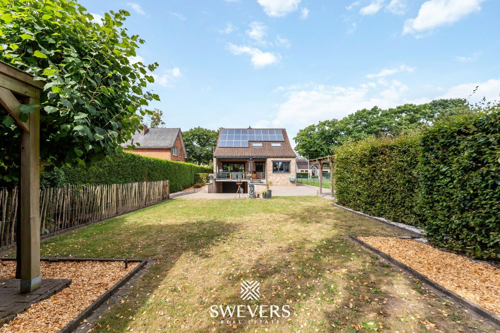 Landelijke vrijstaande woning met ruime slaapkamers, zonnig terras en tuin foto 27