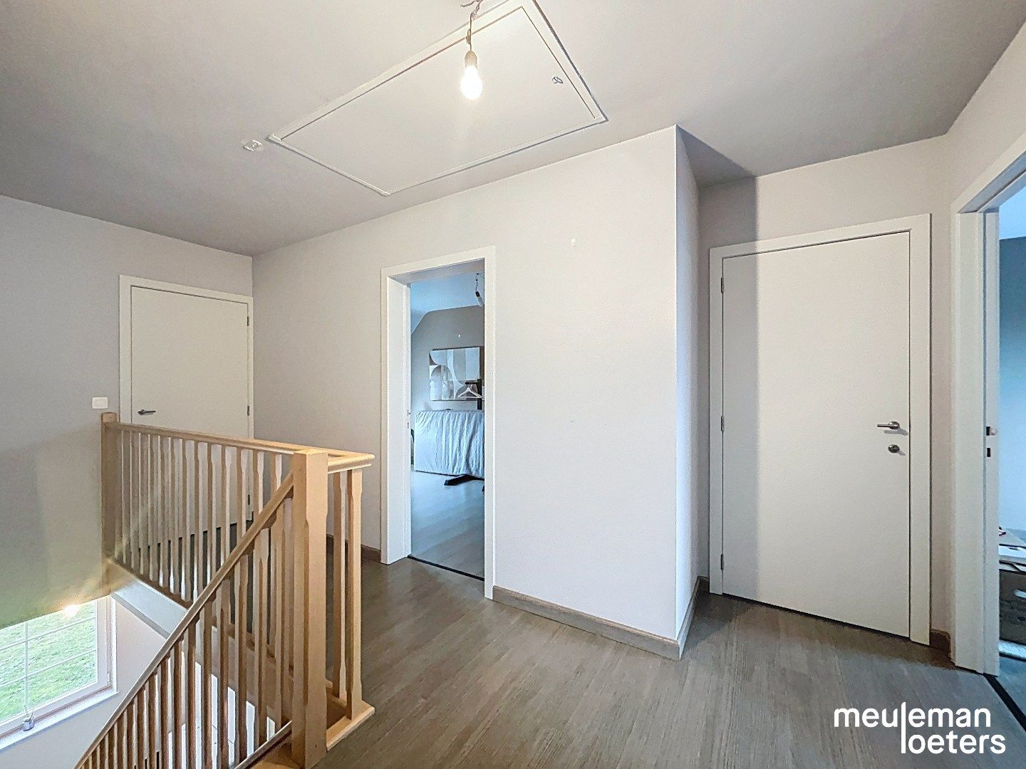 Lichtrijke woning met inpandige garage foto 7