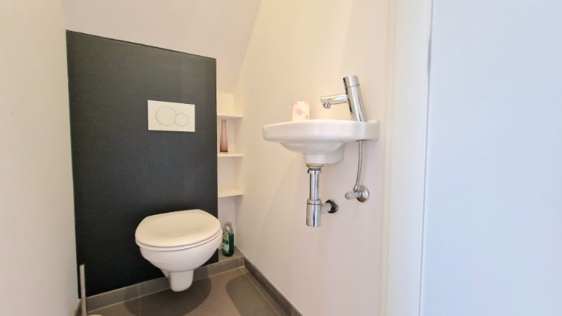 INSTAPKLARE HALFOPEN BEBOUWING MET DRIE SLAAPKAMERS - DRESSING EN BUREEL foto 6