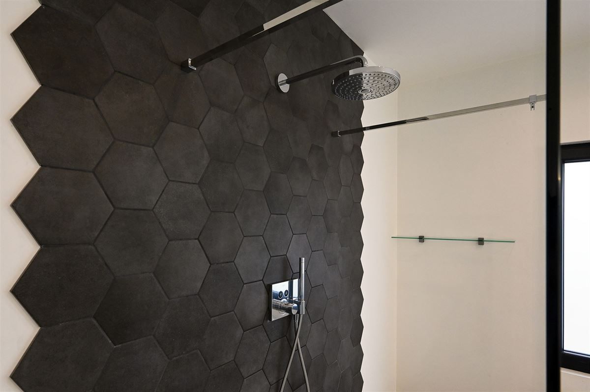 Geheel gerenoveerde gezinswoning met ruime garage foto 16