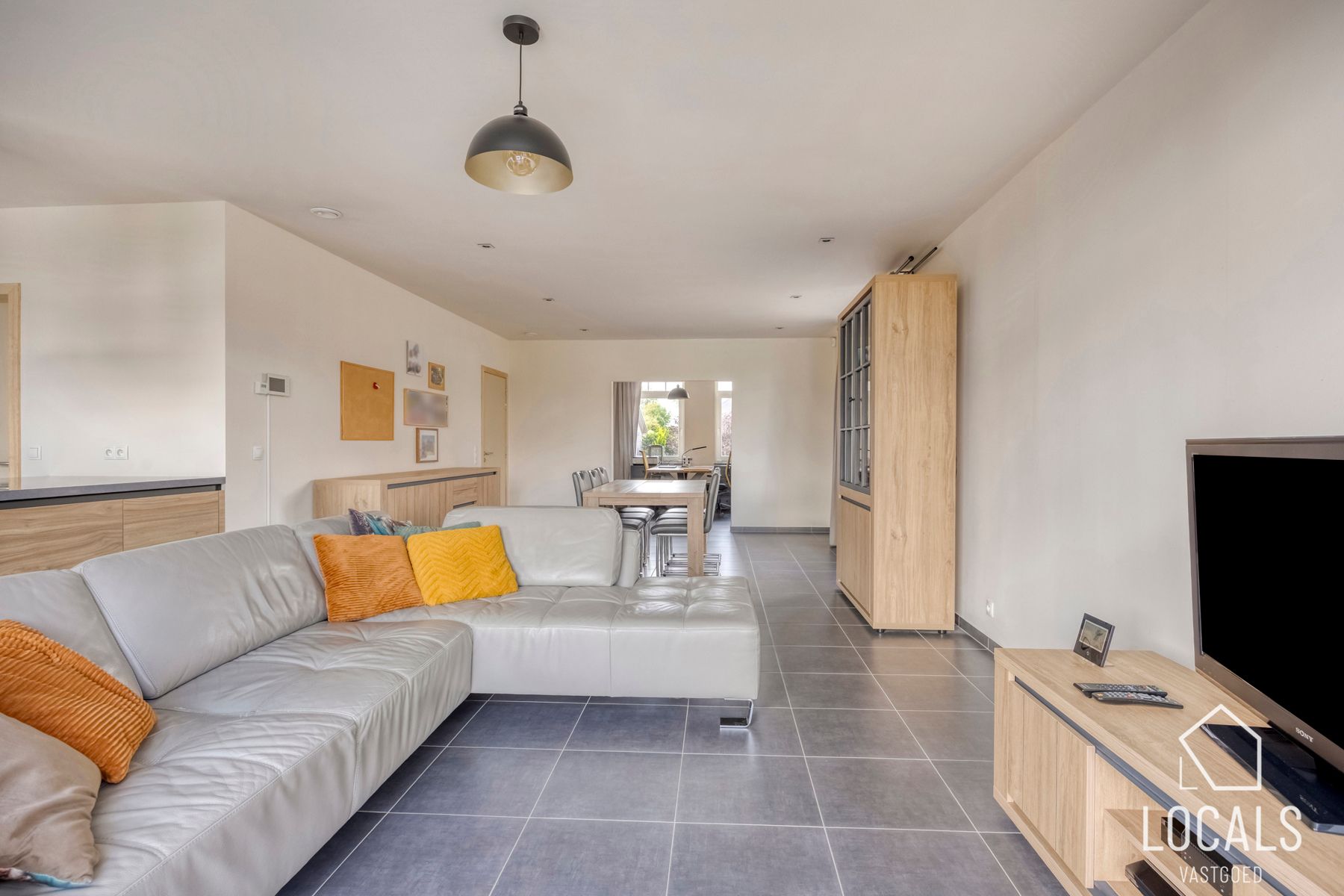 Recente woning (2018) met prachtige tuin en ruime garage foto 11