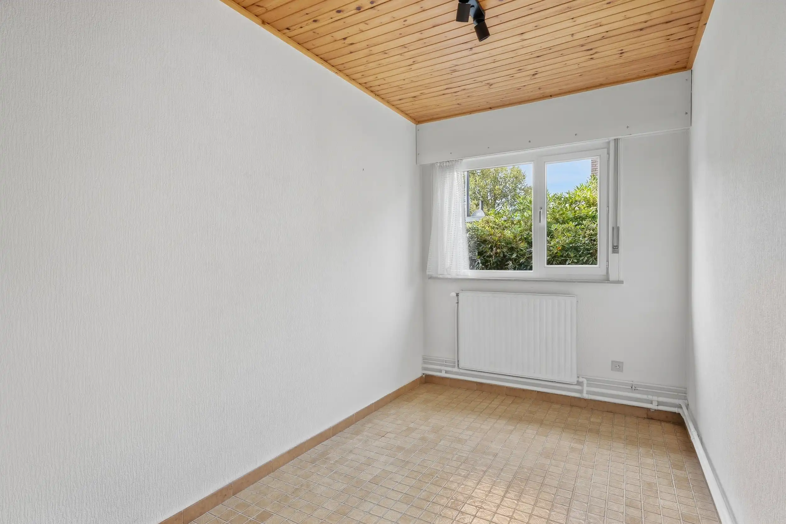Ruime gezinshuis met garage in het groen foto 17