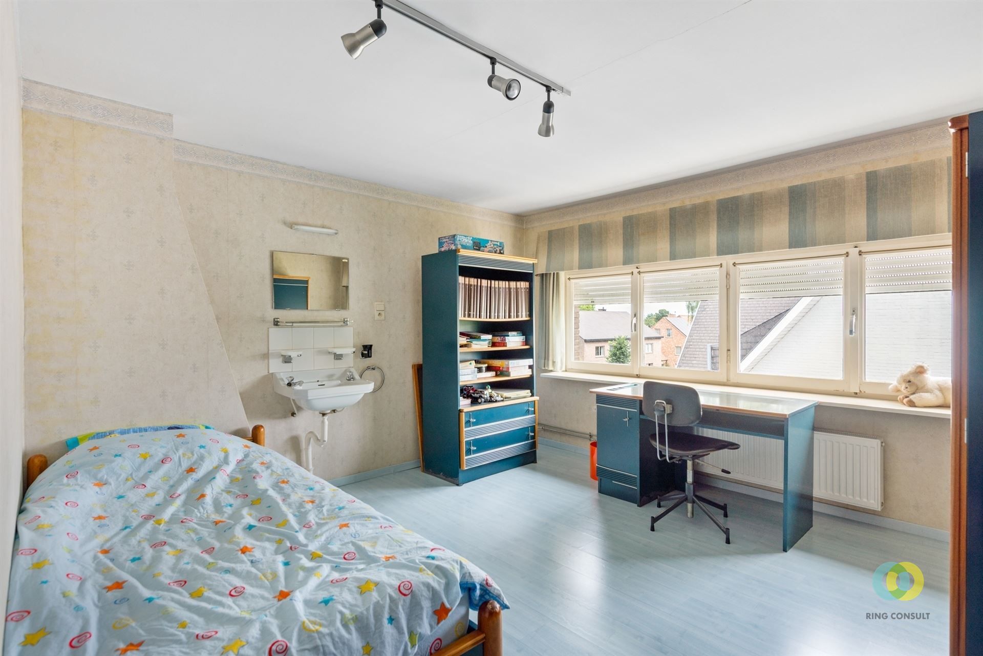 Ruime villa met potentieel in een rustige straat foto 11