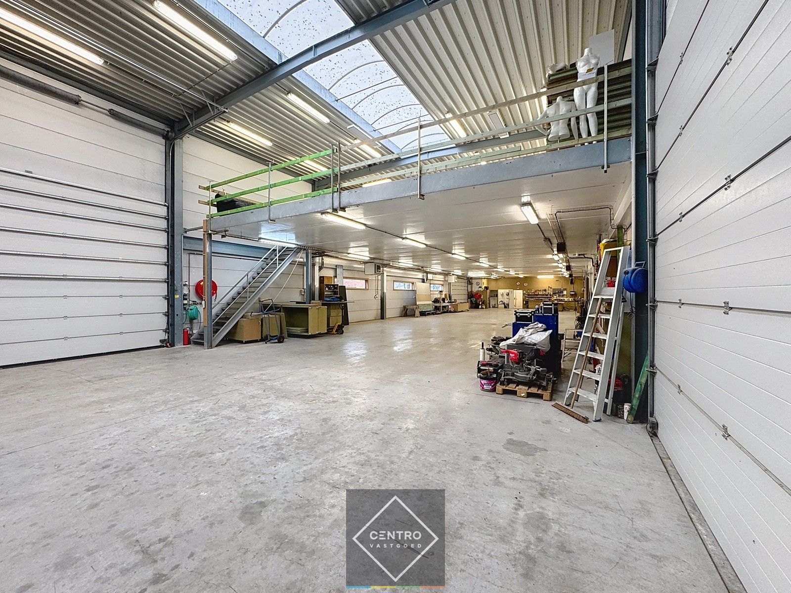 Prachtig BEDRIJFSPAND, bestaande uit MAGAZIJN (576m2 + tussenverdieping), BURELEN en instapklare, alleenstaande WONING. Op ambachtelijke zone te Aalter. foto 3