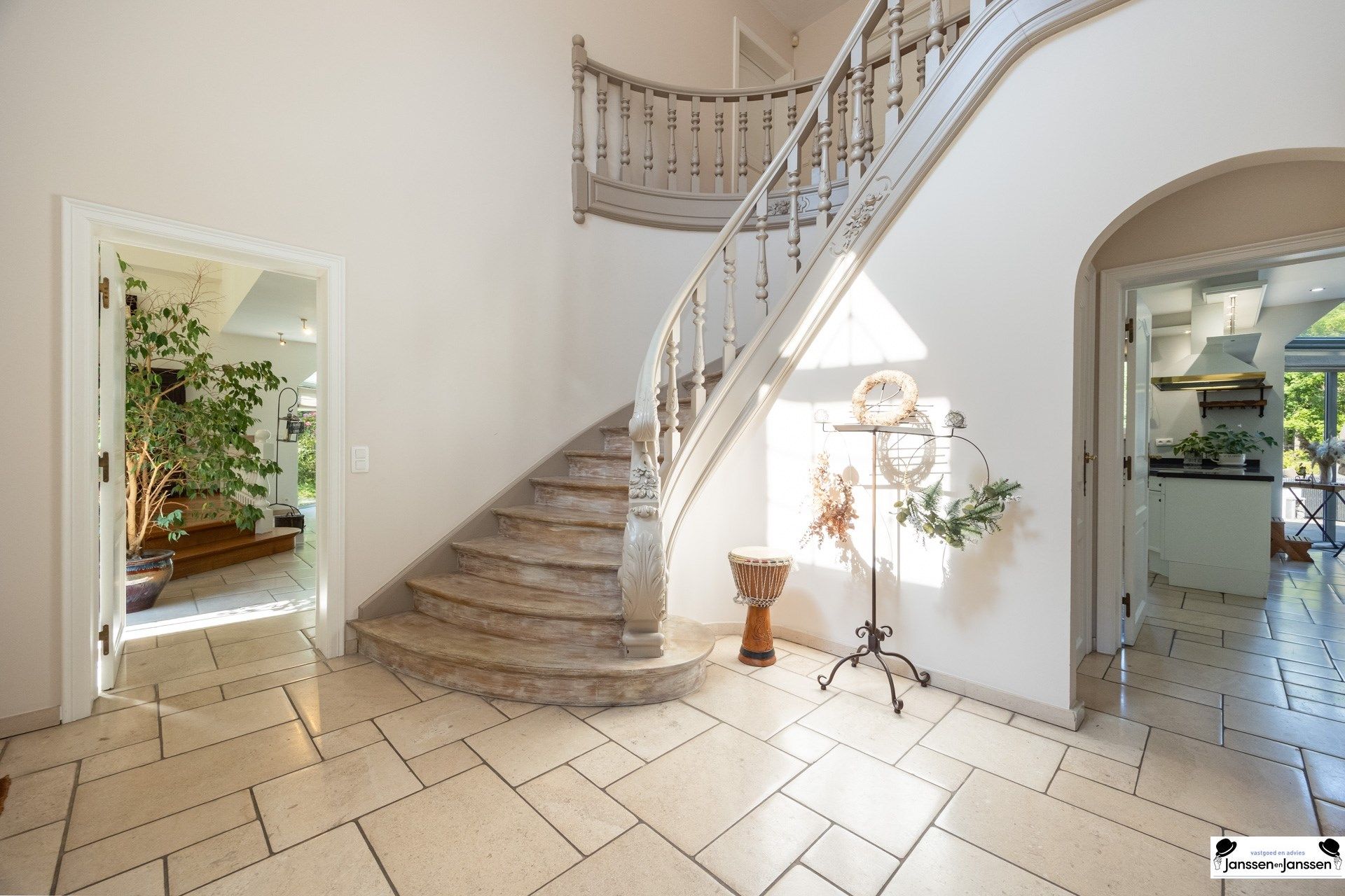 Exclusieve villa met zwembad en kantoorruimte foto 3