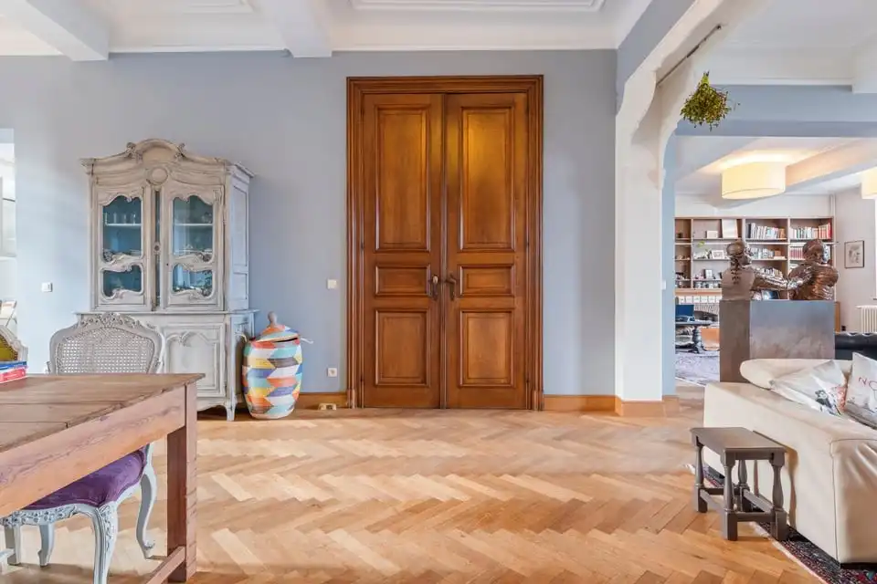 ICONISCH HANDELSPAND MET LUXUEUZE WOONST OP DE GROTE MARKT VAN SINT-TRUIDEN foto 8