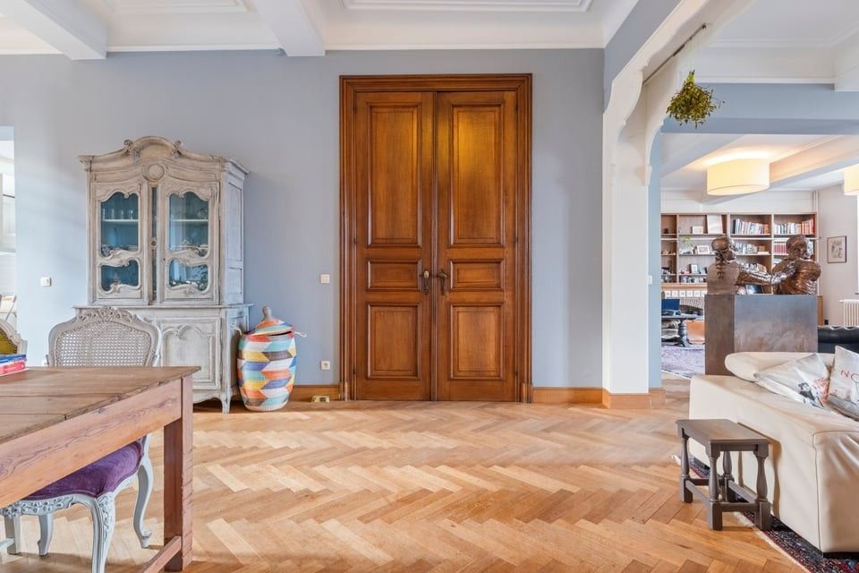 ICONISCH HANDELSPAND MET LUXUEUZE WOONST OP DE GROTE MARKT VAN SINT-TRUIDEN foto 8