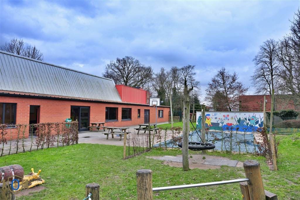 Complex van assistentieflats met garages en bijgebouwen foto 11