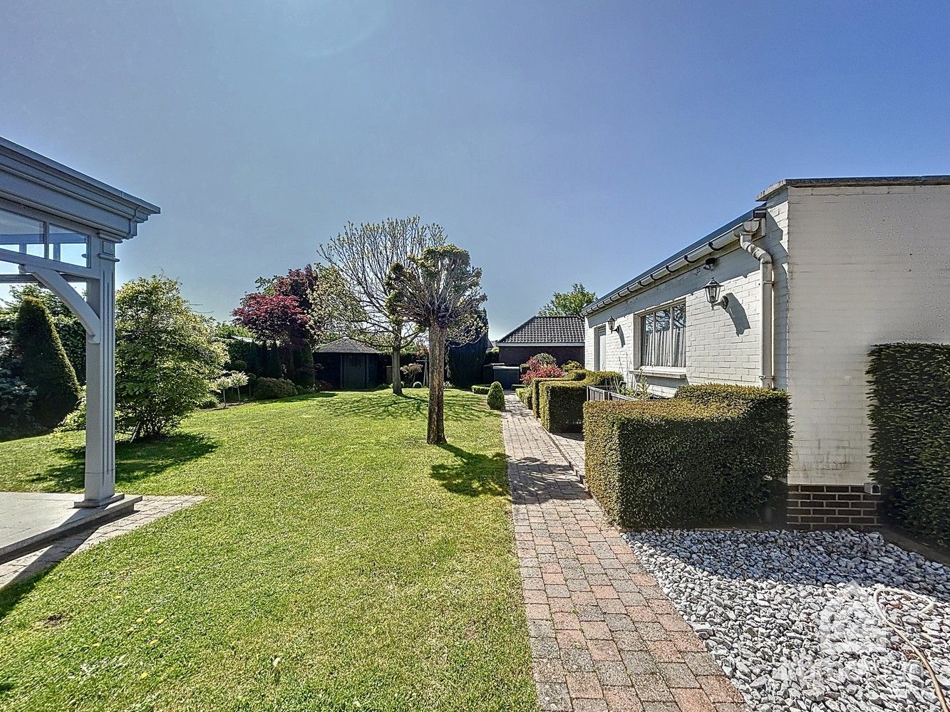 Instapklare gezinswoning met 3 slaapkamers, 2 badkamers, vrijstaande garage en prachtige tuinkamer foto 7
