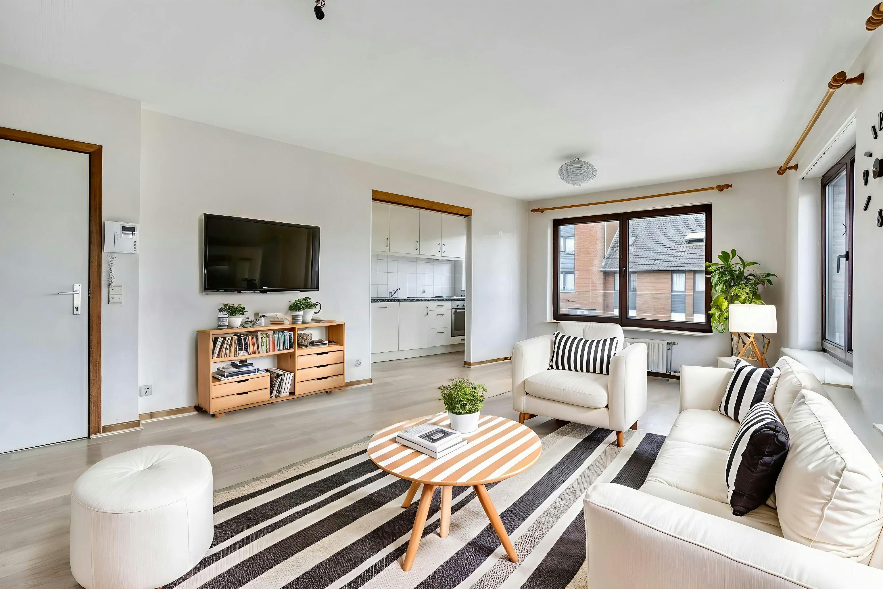 Appartement te koop nabij het centrum van Roeselare met 3 slaapkamers. foto {{pictureIndex}}