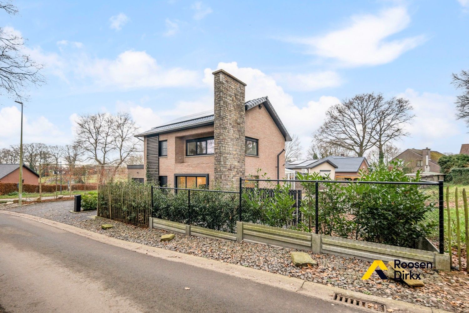 Instapklare volledig gerenoveerde vrijstaande gezinswoning met 3 slaapkamers op perceel van 617m² foto 2