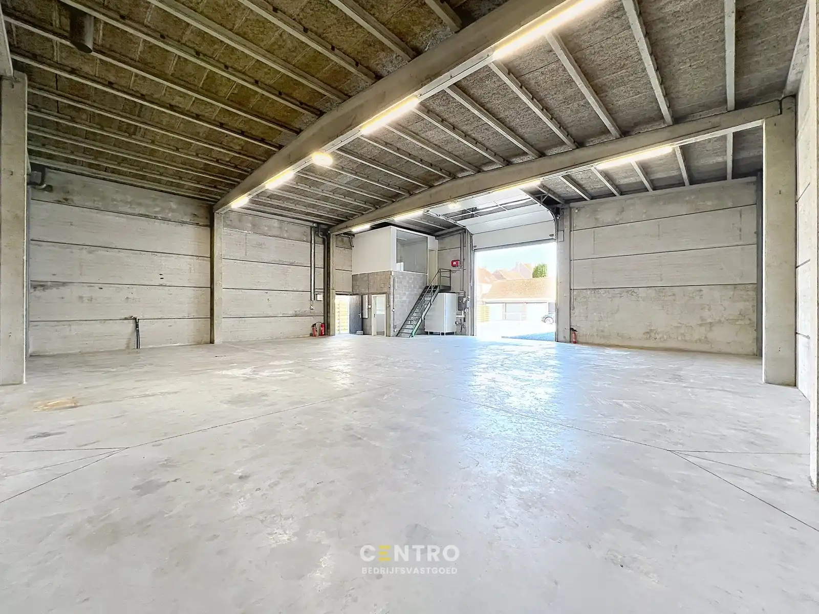 Instapklaar bedrijfspand (±345 m²) met magazijn, kantoor én 4 verhuurbare opslagunits, 1 garage en ruime parking op 603 m²  te INGELMUNSTER! foto 11