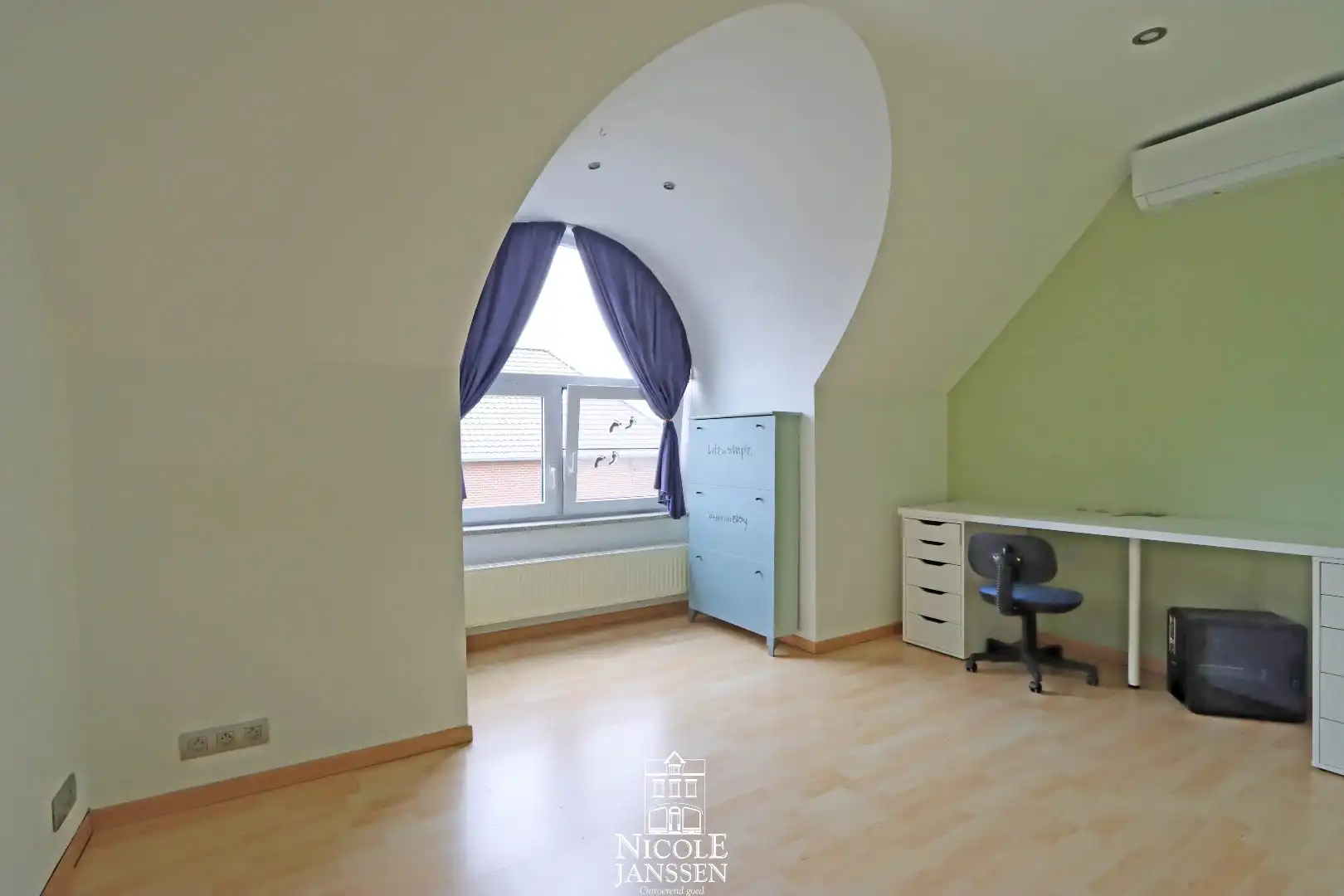 Vrijstaande ruime woning met dubbele garage en grote tuin met zwembad foto 28