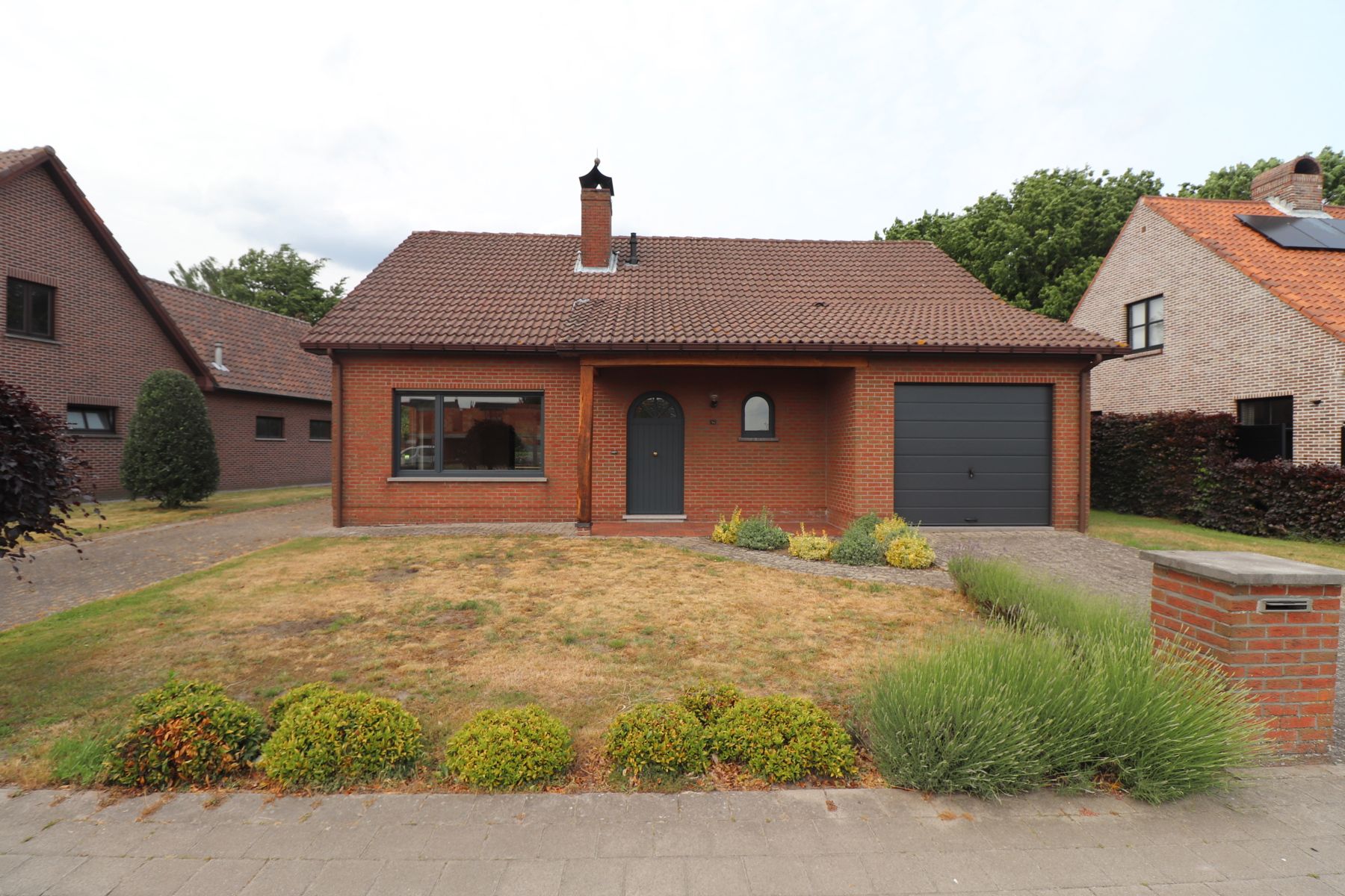 Laagbouwwoning met 2 slaapkamers, garage, terras en tuin. foto {{pictureIndex}}