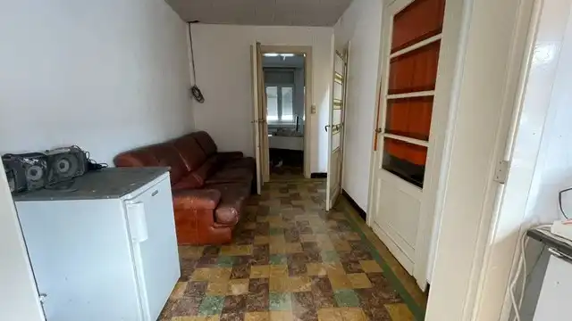 Te renoveren woning met magazijn en inrijpoort foto 14