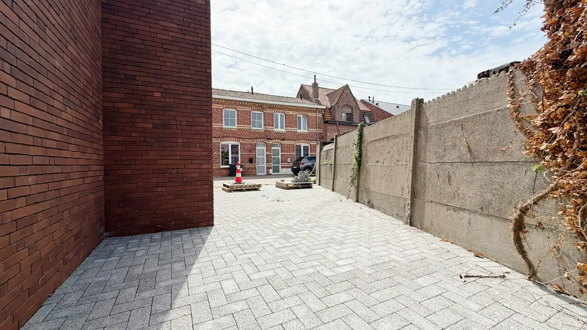 Energiezuinige halfopen bebouwing met twee parkeerplaatsen, rustig en heel centraal gelegen.  foto 20