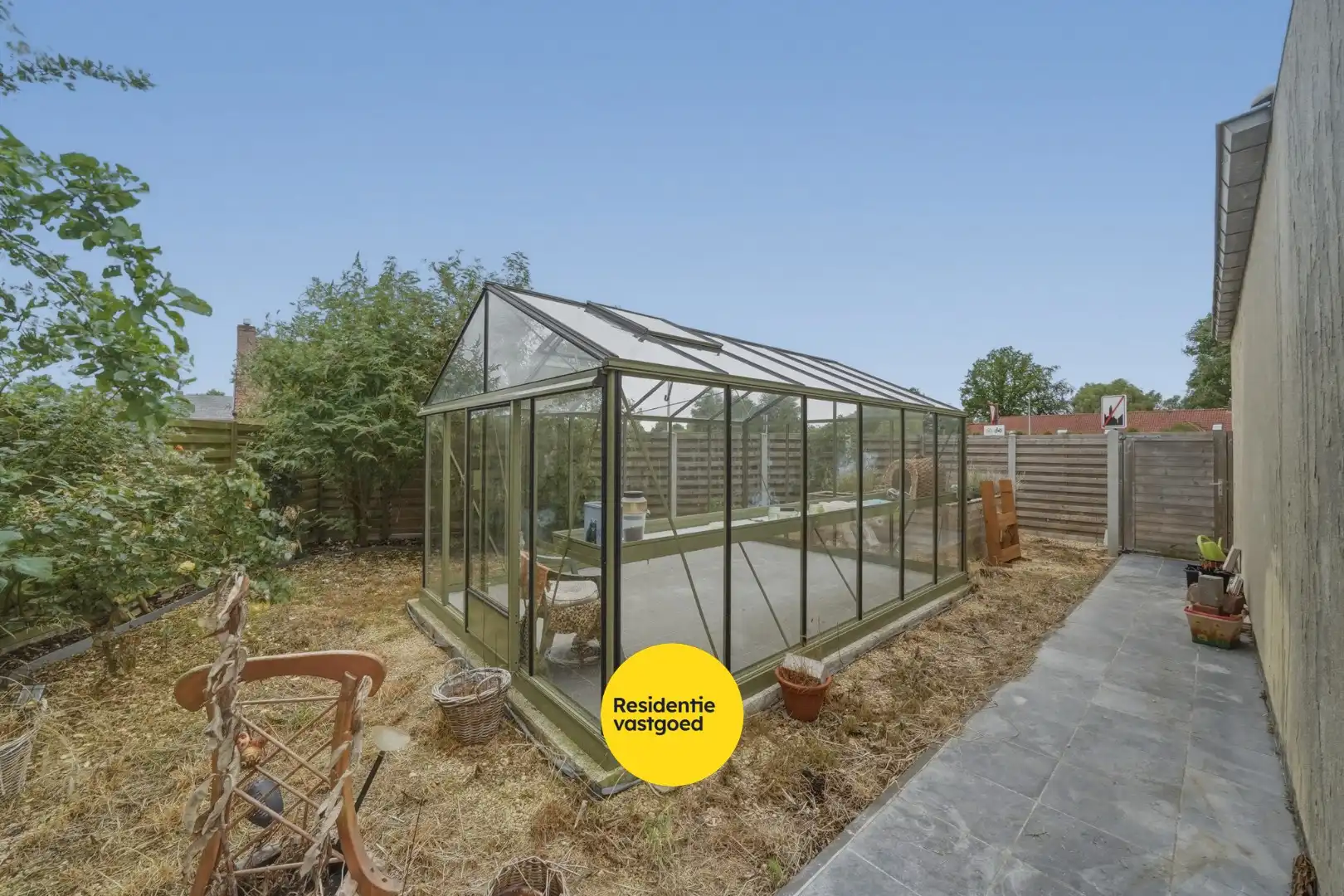 Vrijstaande bungalow met veel potentieel langs het water in hartje Oudenburg foto 7