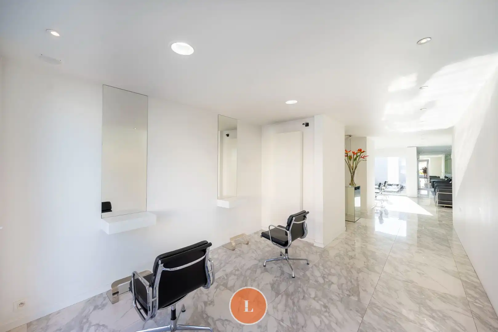 Woonhuis gedeeltelijk ingericht als kapperszaak en gemakkelijk te veranderen in trendy woning foto 3