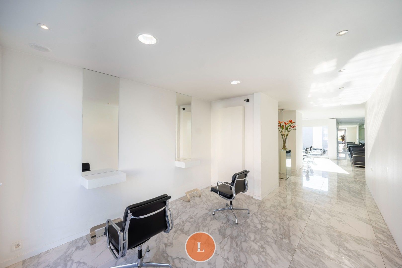 Woonhuis gedeeltelijk ingericht als kapperszaak en gemakkelijk te veranderen in trendy woning foto 2