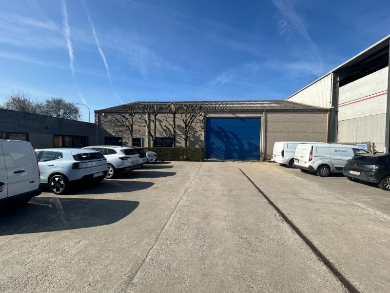 Functioneel bedrijfsgebouw voorzien van kantoor- en magazijnruimte met buitenopslag foto 3