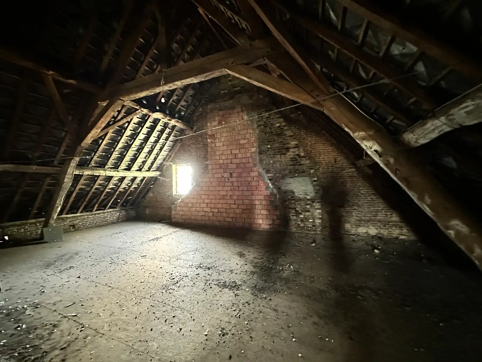 In de schaduw van de kerktoren bevindt zich deze mooie historische idyllische unieke pastorie.   foto 51