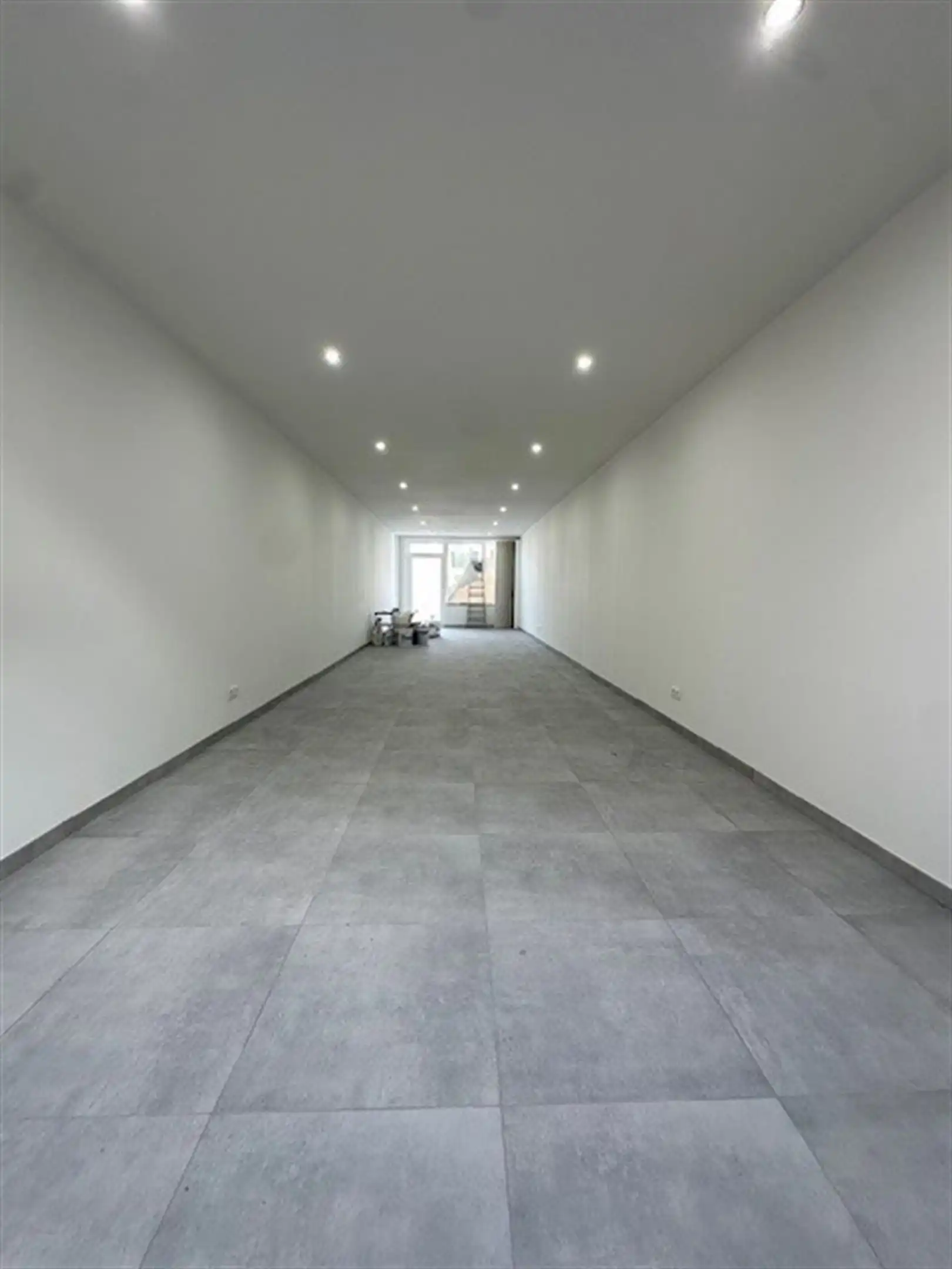 Volledig gerenoveerde handel- of kantoorruimte gelegen op commerciële locatie te Mechelsesteenweg te Dendermonde foto 3