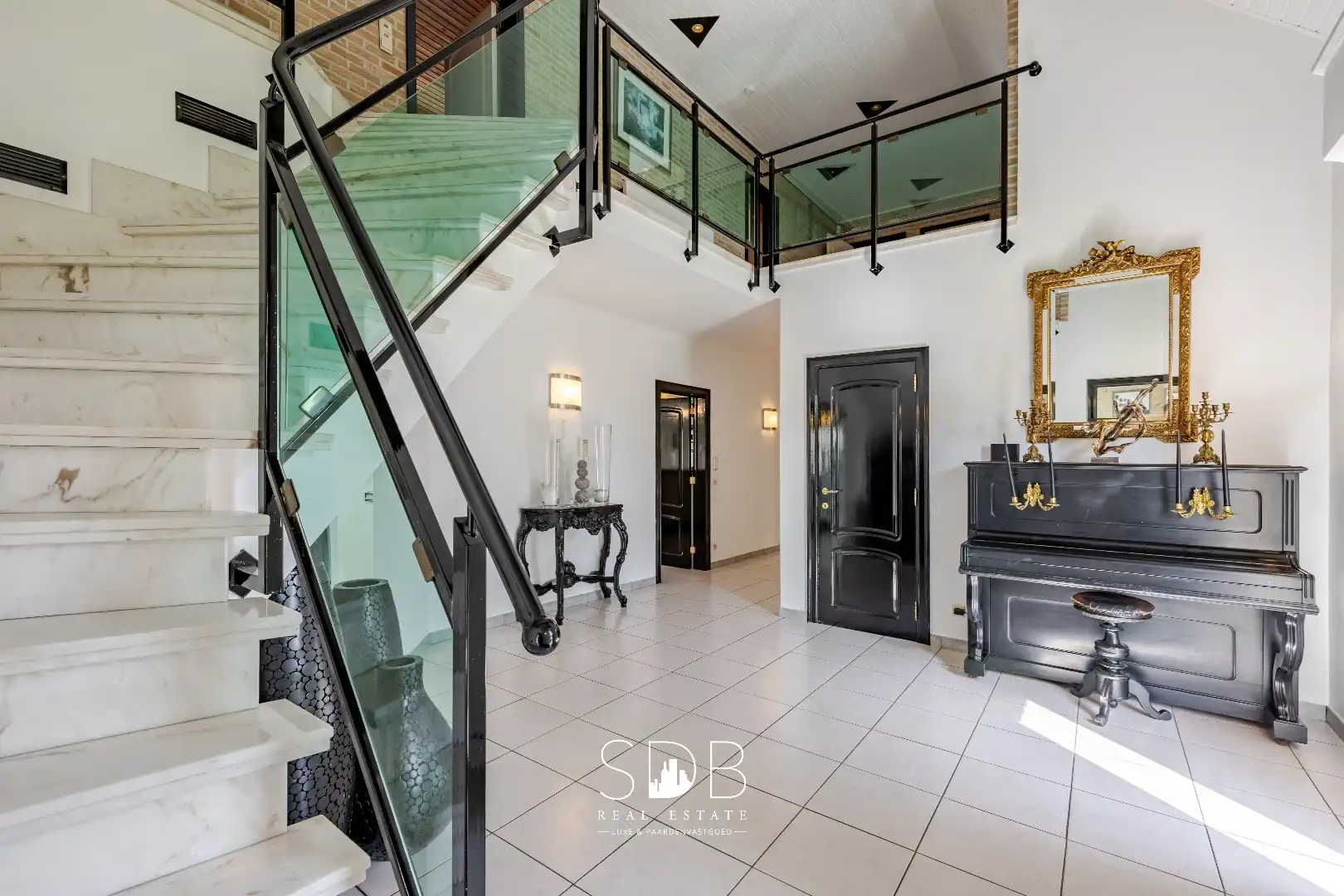 Hedendaagse villa met dubbele garage, zwembad en magazijn op 2.937m² foto 2