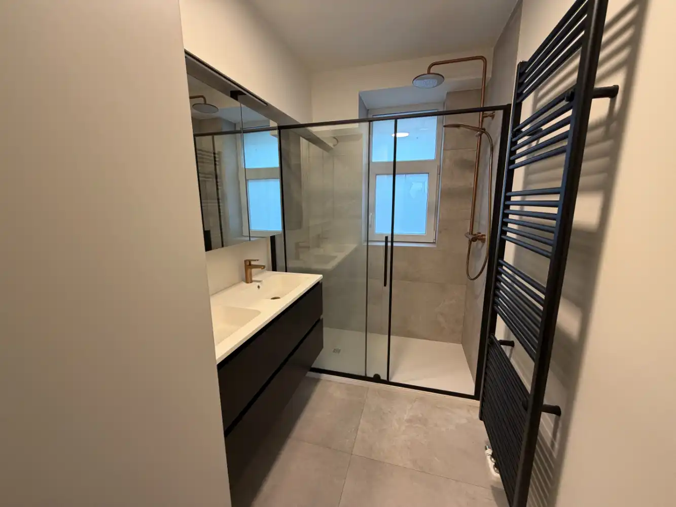 Volledig gerenoveerd appartement met twee slaapkamers. Dit instapklaar appartement wordt gemeubeld verhuurd. foto 7